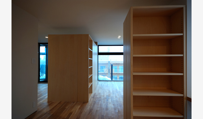 <em>リフォーム後</em> 書斎・子供室。個室の壁を撤去し、オープンなスペースを家具で間仕切る事でフレキシブルな空間を生み出した。