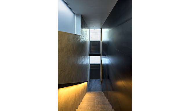 北側階段室見下ろし。鉄の素材感を強調した陰影の深い静かで美しい空間。