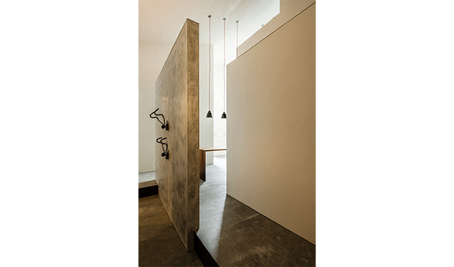 エントランスホールからダイニング方向を望む。