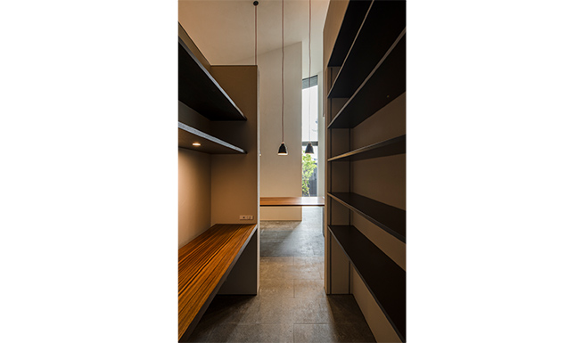 DENよりダイニング・リビングを望む。