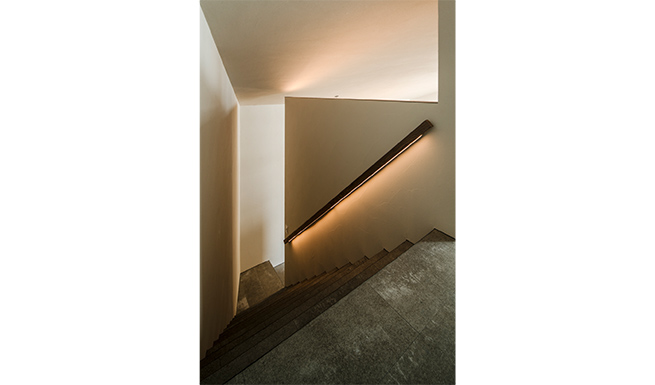 2階ホールよりの階段見下ろし。