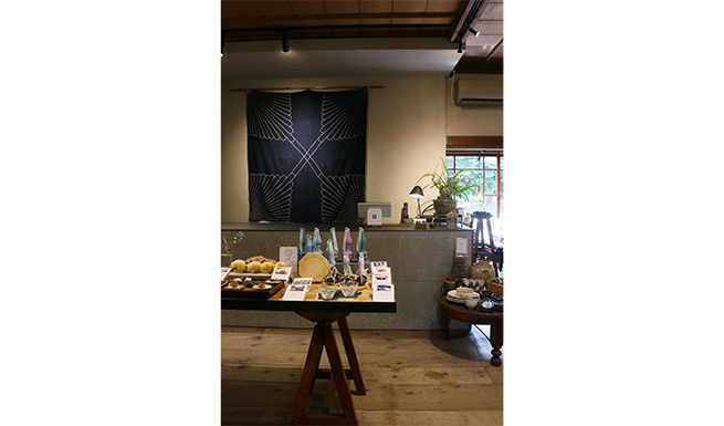 「藍」入口よりレジカウンターを望む。カウンター仕上げは亜鉛メッキステンレス貼。