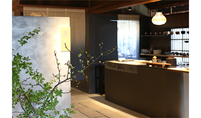 北側エントランスホールよりカウンター見返し。