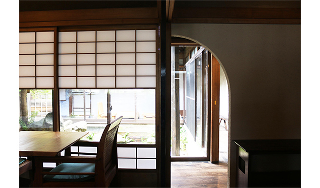 テーブル席より中庭を望む。