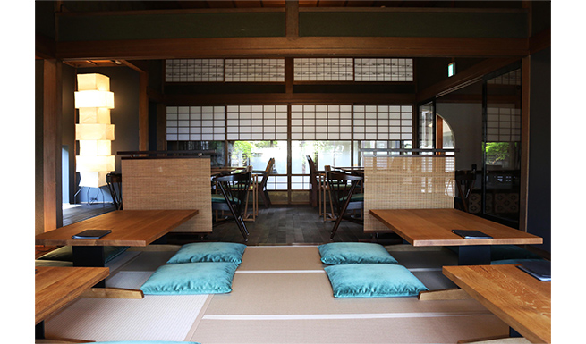 「翠」座敷席より中庭への見返し。