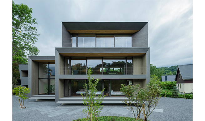 東よりの建物外観。羊蹄山に向かって大きく開いている。