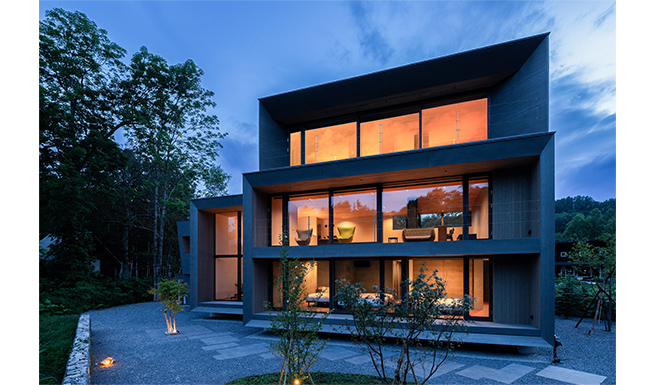 北東よりの建物外観夕景。