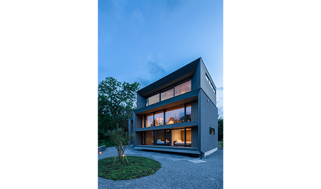 北よりの建物外観夕景。