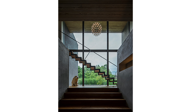 エントランスホールより階段ホール〜中庭を望む。階段ホールは5.15mの天井高を持つ伸びやかな空間。