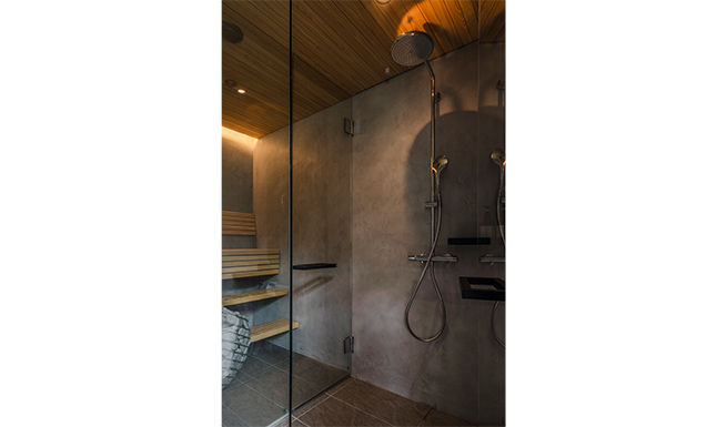 UT1内のサウナとシャワールーム。