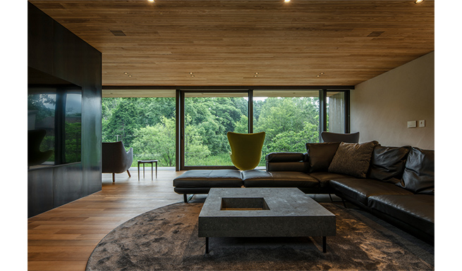 2階リビングルーム。周囲の緑と羊蹄山が一望となっている。