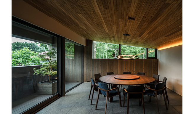 2階ダイニング。プライベートなテラスを持つ。