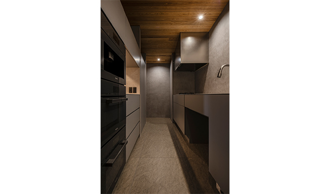 においの出る調理の為にキッチン奥に設えたWOKキッチン。