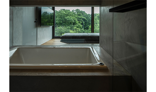 3階バスルーム。サブリビング越しに外の景色が楽しめる。