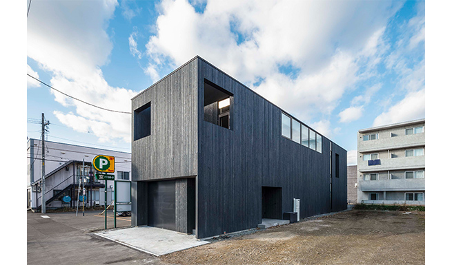 道路からの南東外観。杉羽目板ランダム張のストイックな外観。