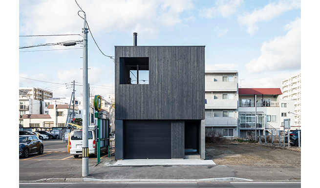 道路からの正面外観。