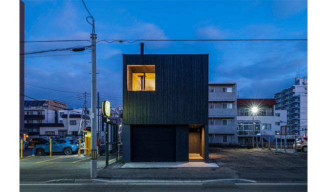 正面外観夕景。