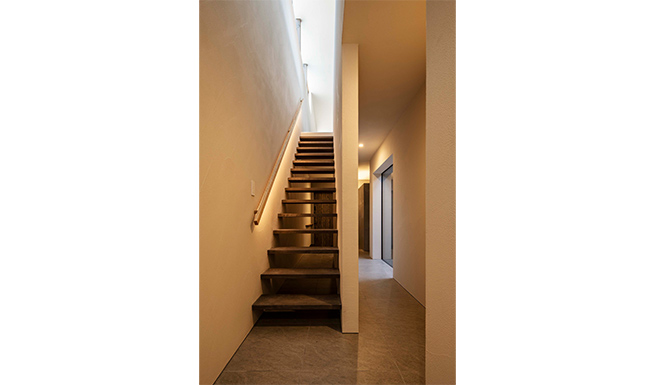 階段ホールよりエントランスへの見返し。階段は2階リビング・ダイニングへと続く。