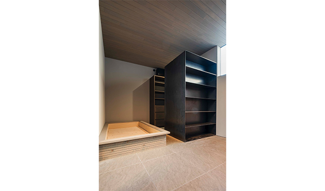 1階ベッドルーム内観。St黒皮の収納とヒバベッドを造り付けた。