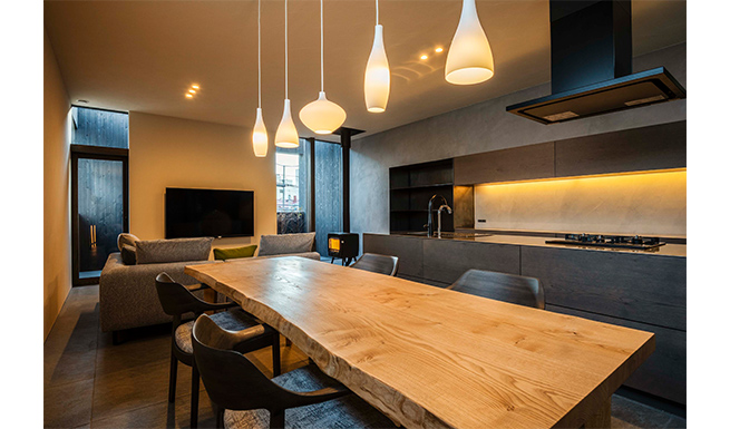 2階ダイニングよりリビング、キッチンを望む。