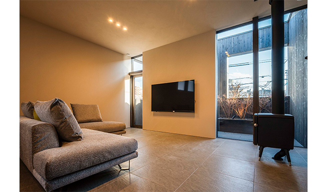 2階リビングよりテラスを見る。テラスの開口で周囲からの視線をコントロールしている。