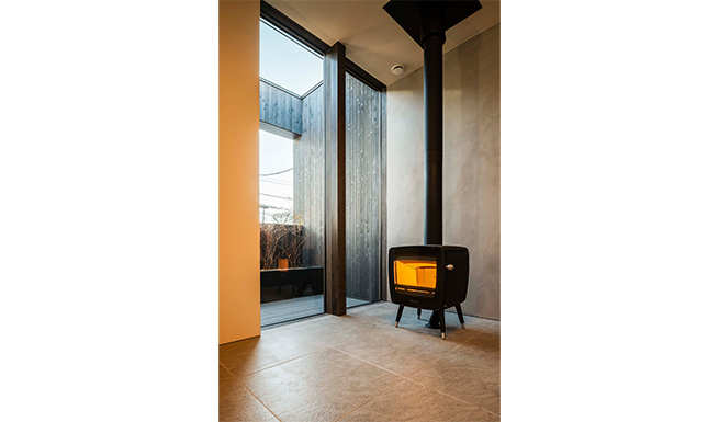 リビングよりテラス植栽を望む。