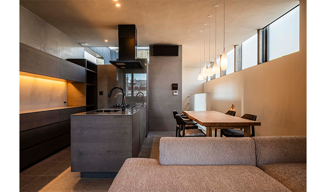 リビングよりのキッチン・ダイニング見返し。ハイサイドの連窓より東の光が差し込む。