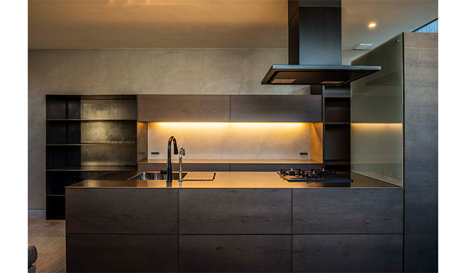 造り付けのキッチン夕景。