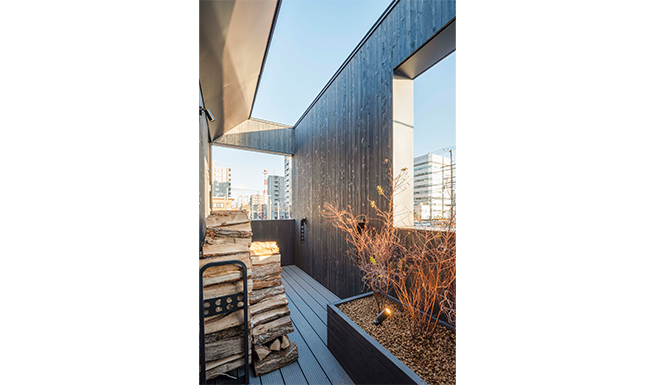 テラスには薪置場と植栽をしつらえた。