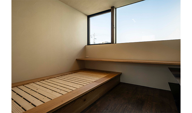 2階ベッドルーム内観。デスクカウンターとベッドはナラの造り付け。