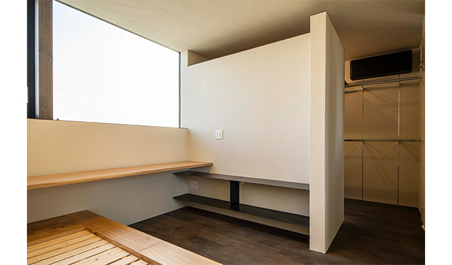 ベッドルームベッドよりウォークインクローゼットへの見返し。