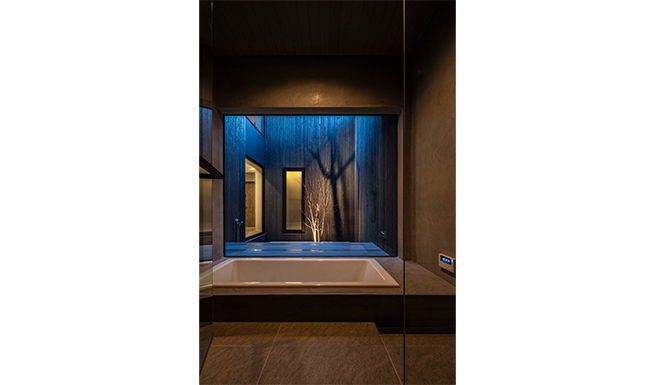 UT隣のバスルームよりテラス越しにメインコートを望む。