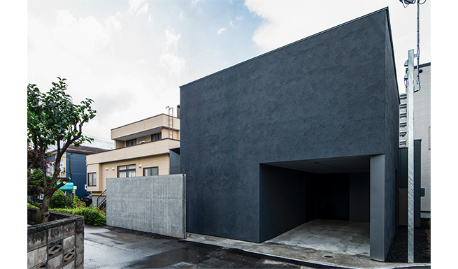 南東よりの外観。