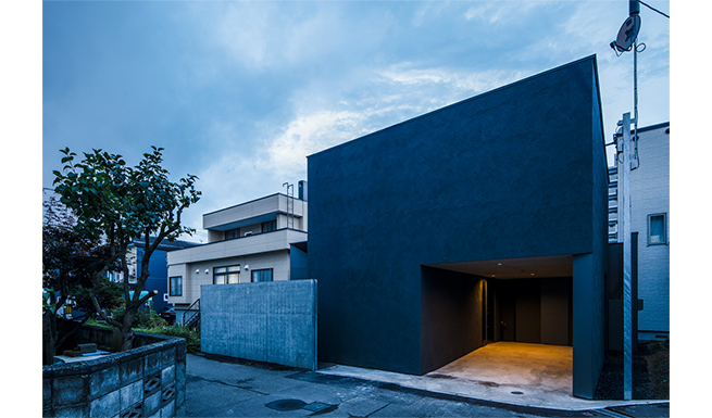 南東よりの外観夕景。