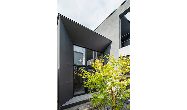 中庭よりリビングを望む。