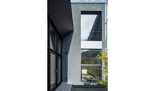 中庭より1Fスタジオを望む。上階は中庭、そして山へと開いたテラスとなっている。