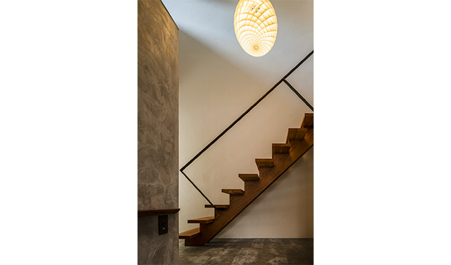 エントランスより階段を望む。