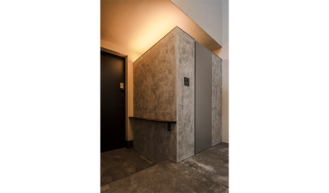 エントランスホールよりクロークへの見返し。