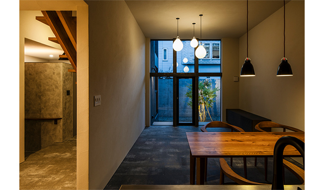 ダイニングよりリビング越しに夕景中庭を望む。