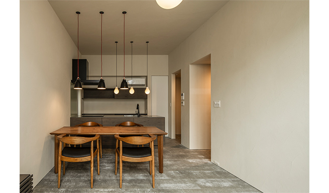 リビングよりのダイニング・キッチン見返し。