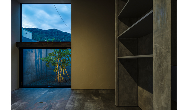 スタジオより夕景の中庭越しに藻岩山を望む。