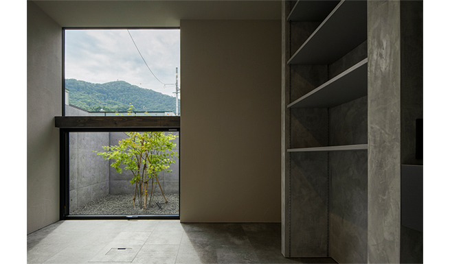 スタジオより中庭越しに藻岩山を望む。