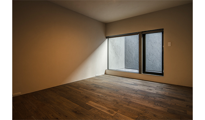 2Fテラスとつながる主寝室を望む。