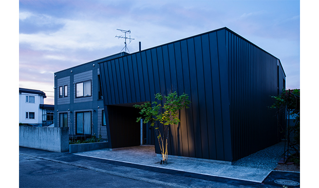 南からの外観夕景。