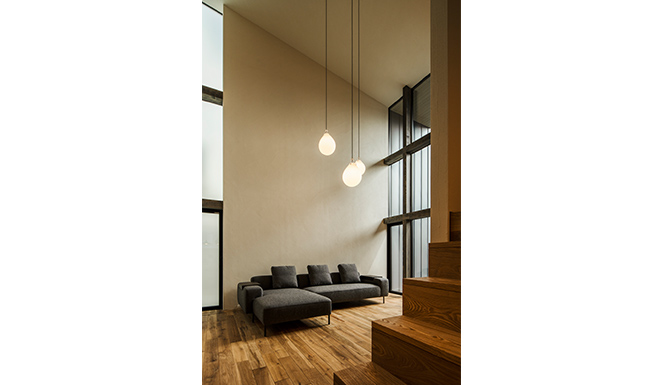 階段よりリビングを望む。