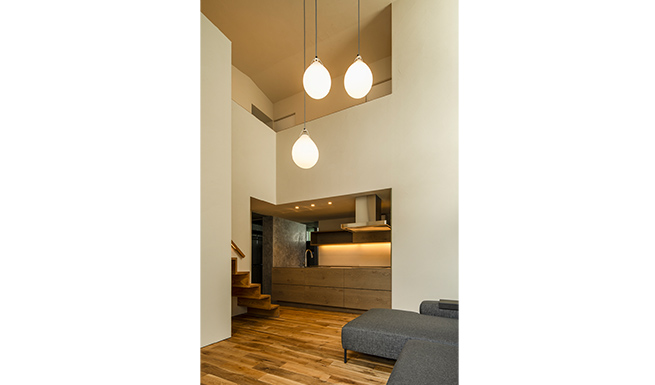 リビングよりキッチンを望む。