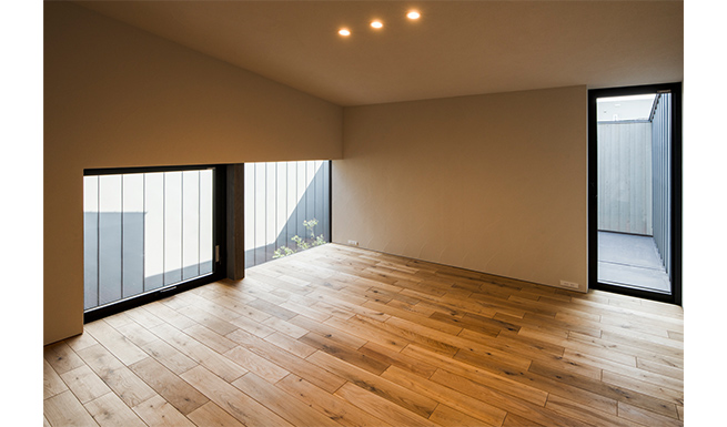 2階テラスとつながる主寝室を望む。