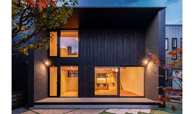 南側外観夕景。