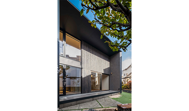 南側テラスは深い軒を持つ。