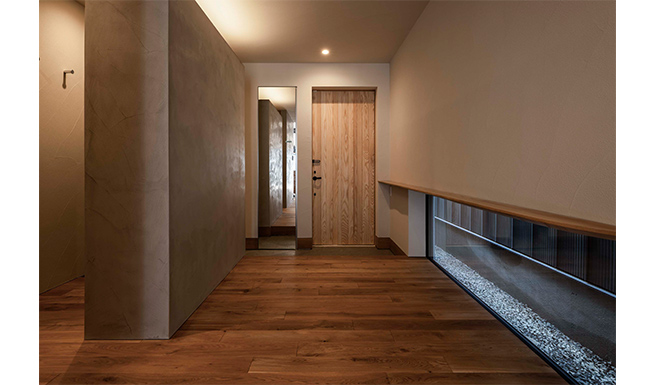 ホールからのエントランス見返し。ホール脇には横長の地窓をしつらえた。